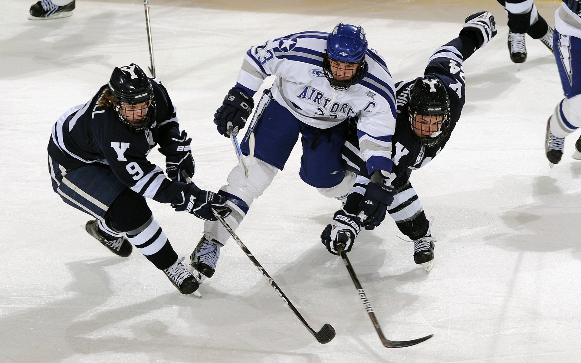 德甲球队整合AI传球角度识别系统优化中场组织效率,德甲转播合同2021
